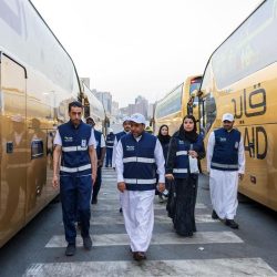 حجاج بيت الله الحرام يتوافدون إلى مشعر منى لقضاء يوم التروية