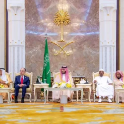 الأمير عبدالعزيز بن سعود يقف على سير العمل بمركز الترحيل الطبي والقيادة والتحكم بهيئة الهلال الأحمر السعودي