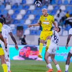 الهلال يتجاوز نيوم بثنائية ويواصل مطاردة الصدارة