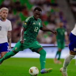سمو وزير الرياضة ينقل تحيات سمو ولي العهد خلال لقائه بعثة المنتخب السعودي الأول المغادرة للمشاركة في كأس العالم 2026