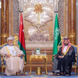 سلطان عُمان يصل إلى جدة وسمو ولي العهد في مقدمة مستقبليه
