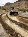 بلدية رجال ألمع تباشر صيانة الطرق المتضررة بعد الأمطار