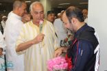 الهلال الأحمر يودع الحجاج بالهدايا والورود في مطار جدة