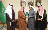 وزير البيئة يسلّم وسام الملك عبدالعزيز من الدرجة الأولى لأسرة الشهيد الطيار النصير
