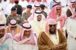 نائب أمير الرياض يؤدي صلاة الميت على والدة الأمير مقرن