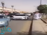 فيديو: احتفال فوضوي لطلاب بعد انتهاء الاختبارات يتسبّب في إغلاق شارع بشرق الرياض