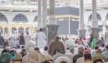 جموع المصلين بالمسجد الحرام يؤدون آخر صلاة جمعة بشهر رمضان المبارك وسط أجواء إيمانية وروحانية