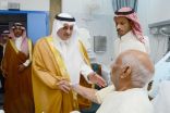 أمير تبوك يطمئن على صحة الشيخ محمد أبو دميك