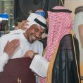 مدير تعليم #مكة يكافىء قائد مدرسي بقبلة على رأسه