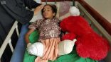 مركز الملك سلمان للإغاثة يبادر بعلاج طفل يمني بترت رجلاه ويده