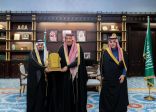 سمو أمير منطقة الباحة يكرّم رئيس غرفة المخواة السابق بعد انتهاء فترة عمله