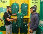 القميص الأخضر يجذب زوار البيت السعودي بعد الفوز التاريخي على الأرجنتين
