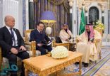 خادم الحرمين الشريفين يستقبل وزير الاقتصاد والتجارة والصناعة والطاقة الياباني