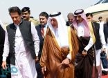 رئيس وزراء باكستان يصل جدة .. والأمير خالد الفيصل في مقدمة مستقبليه