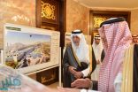 الأمير خالد الفيصل يطلع على تصاميم مشروع منتزه النقبة الحمراء بالطائف