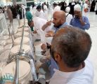 أكثر من 25 ألف حافظة زمزم تُعبئ يومياً في المسجد الحرام