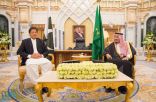 خادم الحرمين الشريفين يستقبل رئيس وزراء باكستان