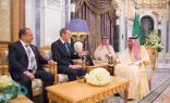 خادم الحرمين الشريفين يستقبل المبعوث الخاص لرئيسة وزراء بريطانيا