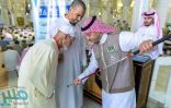 رئاسة الحرمين الشريفين توزع “العصا البيضاء” على المكفوفين