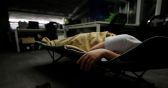 دراسة: البشر يحتاجون النوم فترات أطول في الشتاء