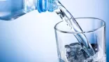 “الصحة”: لا ينسّيك برد الشتاء شرب احتياجك الكافي من الماء