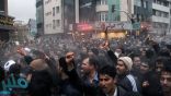 (فيديو) .. متظاهرون إيرانيون يحرقون مقرات للحكومة وصور سليماني وخامنئ