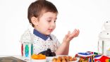طبيب يكشف السن المناسب لصيام الأطفال ويحذر من المخاطر الصحية