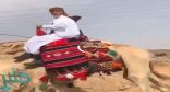 بالفيديو.. مواطن يثير الجدل بامتطائه جملًا للتنقل بقرى نجران
