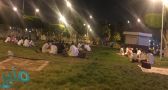 رغم منع استغلال الحدائق.. مقهيان يضعان الفرش على العشب الأخضر