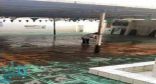 بالفيديو.. مدير التعليم يشكر معلم بالطائف يزيل مياه الأمطار بنفسه من داخل الفناء