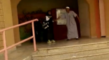 فيديو | قائدة مدرسة في صبيا تجبر طالبات على الخروج “دون عباءات”
