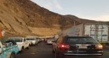 بالفيديو والصور.. شلل مروري بعقبة شعار لتعطل شاحنة