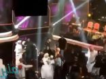 فيديو.. الجمهور العُماني يقتحم المسرح في حفل للمغني الإماراتي عيضة المنهالي