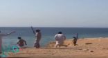 بالفيديو.. ” شباب ” يطلقون النار على طيور بحرية بأحد الشواطئ