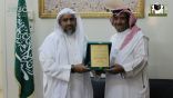 مكتبة الحرم المكي الشريف تحتفي بحصول منسوبها إبراهيم بكاري على جائزة التفاعل مع الفهرس العربي