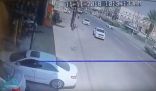 بالفيديو: حـادث دهس مروع لشاب في طريق عام بالقنفذة