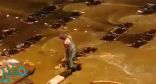 بالفيديو.. عامل نظافة يباشر عمله وسط السيول والأمطار