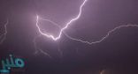 بالفيديو.. صاعقة تضرب سيارة أحد المتنزهين