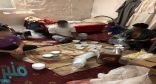 بالصور.. ضبط عمالة مخالفة تحضر الوجبات بمنزل شعبي بـ ” العوالي “