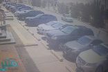 بالفيديو:  لص يلاحق سيارة اشترى صاحبها جوالاً جديداً ليسرقه بعد وصول السائق لوجهته