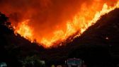 كاليفورنيا تشهد إحدى أكبر حرائق الغابات في تاريخها