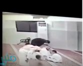 وفاة مقيم أثناء صلاته ببيشة.. “فيديو”