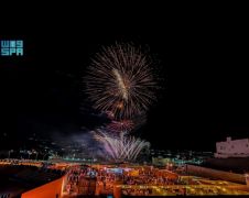 الألعاب النارية تزين سماء منطقة الباحة احتفالاً بيوم التأسيس