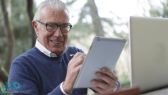 كيف يؤثر الإنترنت على الصحة العقلية لكبار السن؟.. العلم يجيب