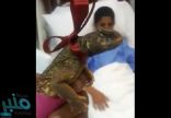 بالفيديو.. زائر يهدي “ضباً” لطفل منوَّم في مستشفى