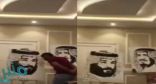 بالفيديو.. بلمسة خاصة.. الرسام محمد الحربي يرسم لوحة لولي العهد بفمه
