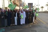 آلاف المواطنين يصطفون في شوارع تبوك استعداداً لاستقبال ضيفهم الكبير