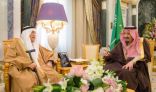 خادم الحرمين يستقبل أعضاء إدارة مركز الملك سلمان الاجتماعي