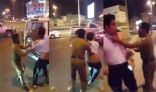 كشف تفاصيل جديدة حول فيديو تمزيق رجل المرور لملابس شاب بجازان