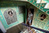 أوكراني يحول بيت درج منزله للوحة ابداعية